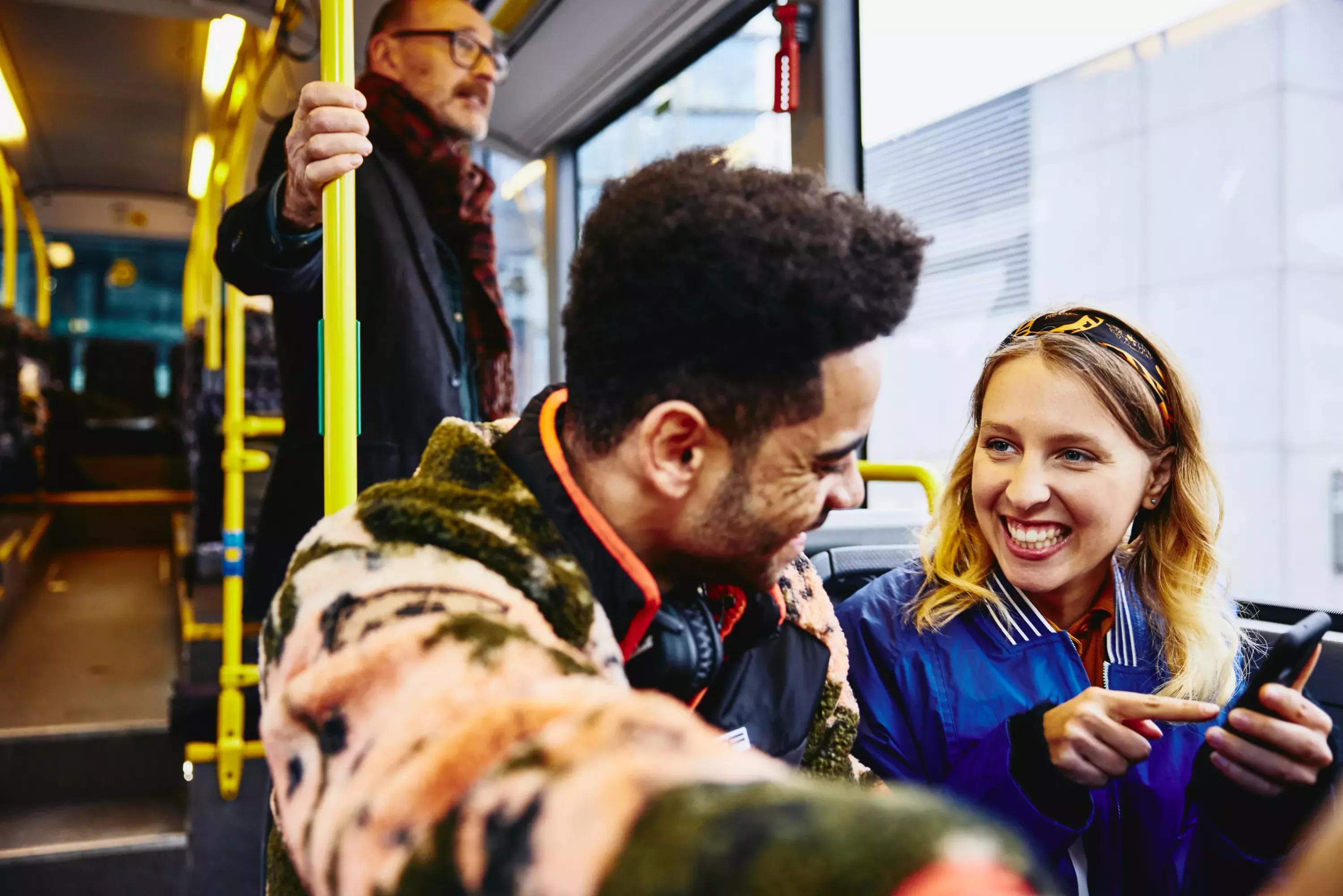 jongen en meisje pratend in een bus